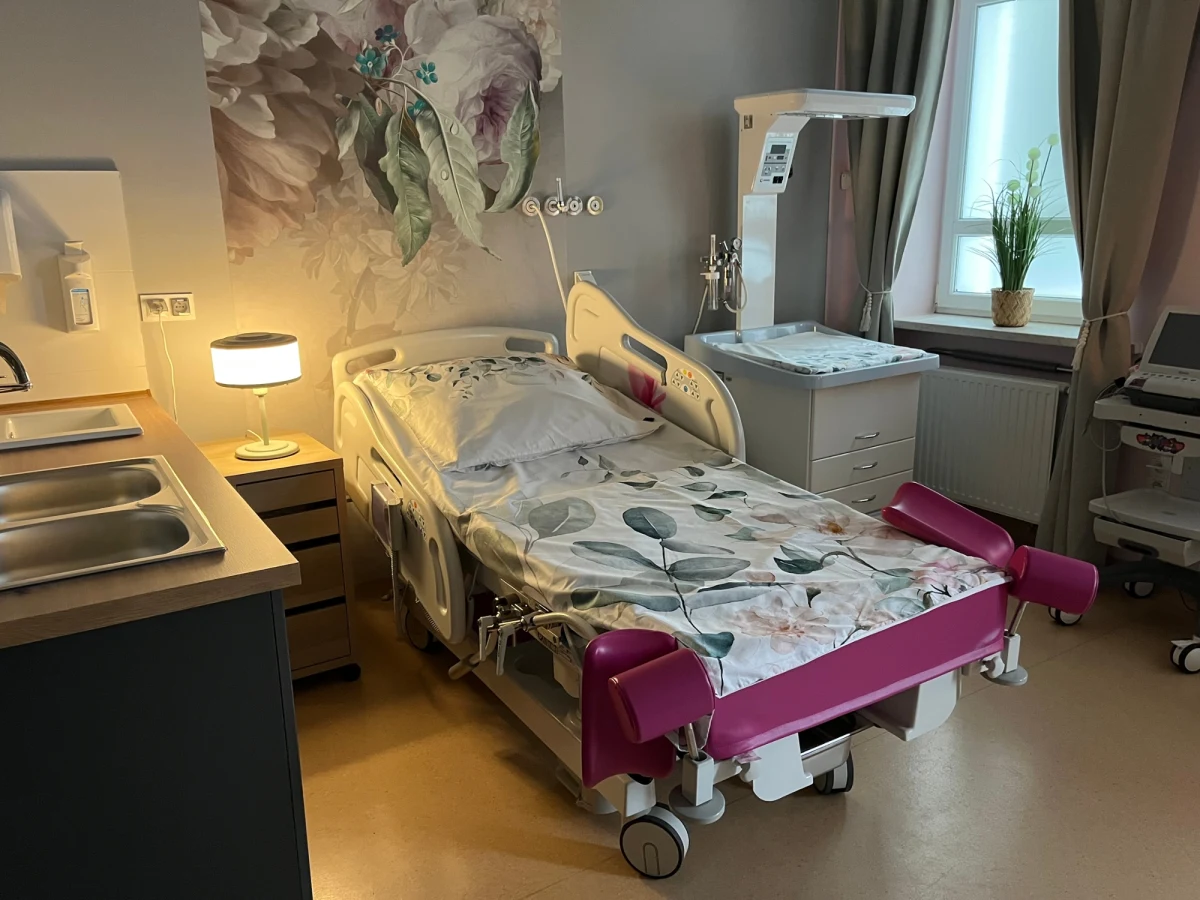 Władze Sosnowca zainaugurowały projekt „Domówka na porodówce”, który za blisko pół miliona złotych przekształcił oddział miejskiego szpitala w miejsce o niezwykłym, domowym standardzie. Inwestycja ma na celu poprawę komfortu rodzących i jest częścią strategii samorządu zmierzającej do zwiększenia dzietności w regionie. "Jesteśmy w stanie wojny z depopulacją" - ogłasza prezydent miasta Arkadiusz Chęciński.