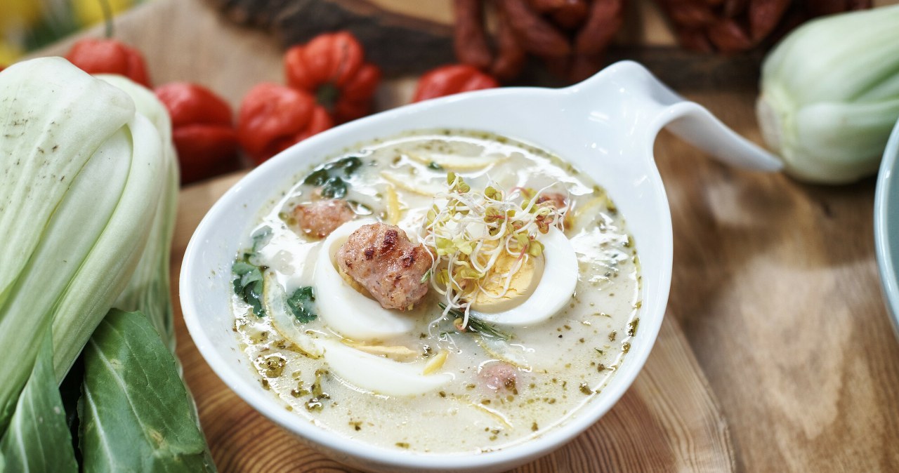 Zupa chrzanowa na Wielkanoc. Prosty przepis z białą kiełbasą i jajkami