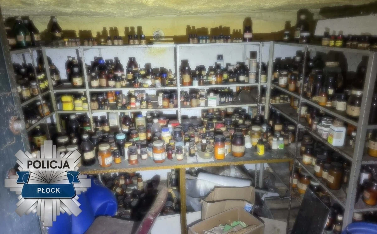 Na ulicy Zielonej w Płocku (woj. mazowieckie) trwa akcja służb ratunkowych. Wszystko zaczęło się od zgłoszenia 72-letniej mieszkanki, która w piwnicy swojego domu znalazła kilkaset słoików z tajemniczą zawartością. Jak się okazało, należały one do jej męża, z zawodu chemika, który zmarł kilkanaście dni temu.