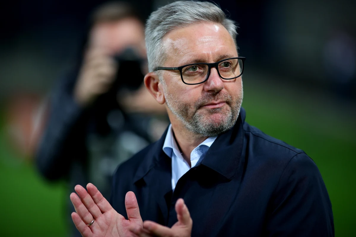 ​Polscy piłkarze kontynuują świetną serię w eliminacjach mistrzostw Europy do lat 21. Podopieczni Jerzego Brzęczka wygrali na wyjeździe z Czarnogórą 1:0 w Tuzi. To ósme z rzędu zwycięstwo Biało-Czerwonych, którzy z kompletem punktów prowadzą w tabeli grupy E. Turniej finałowy odbędzie się w 2027 roku w Albanii i Serbii.