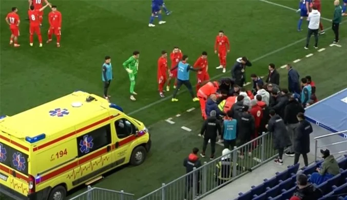 Mecz eliminacji przerwany. Selekcjoner stracił przytomność. Karetka na boisku