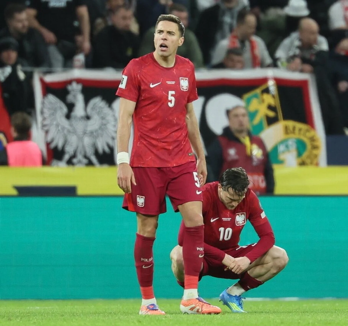 Biało-Czerwoni przegrywają w Sztokholmie ze Szwecją 2:3 i to drużyna "Trzech Koron" zagra na mundialu w USA, Kanadzie i Meksyku. Bramkę na wagę awansu reprezentacji Szwecji strzelił Viktor Gyokeres w 88. minucie gry. Polacy dwukrotnie wracali do meczu, za sprawą trafień Nicoli Zalewskiego i Karola Świderskiego, ale to gospodarze zadali decydujący cios. 