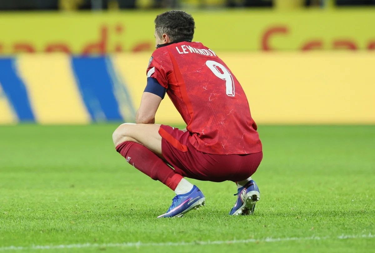 Reprezentacja Polski nie zagra na mundialu w USA, Kanadzie i Meksyku. Co dalej z jej kapitanem? "Muszę parę rzeczy przemyśleć" - powiedział Robert Lewandowski po przegranym 2:3 barażu ze Szwecją, który zamknął Biało-Czerwonym drogę na mistrzostwa świata.