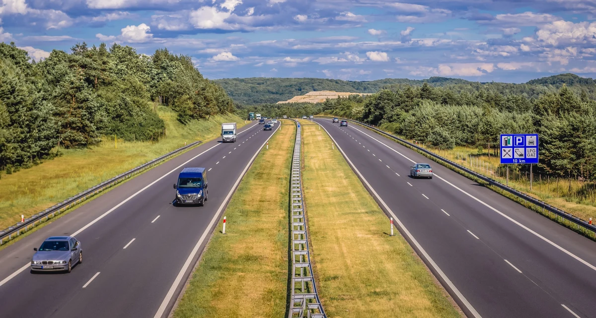 Od 1 kwietnia 2026 roku kierowcy korzystający z autostrady A4 na odcinku Katowice-Kraków będą musieli zapłacić więcej za przejazd. Nowe stawki, zatwierdzone przez Generalną Dyrekcję Dróg Krajowych i Autostrad, zarządca A4, firma Stalexport, tłumaczy rosnącymi kosztami utrzymania infrastruktury oraz koniecznością realizacji inwestycji przed końcem umowy koncesyjnej, która wygasa w marcu 2027 roku.