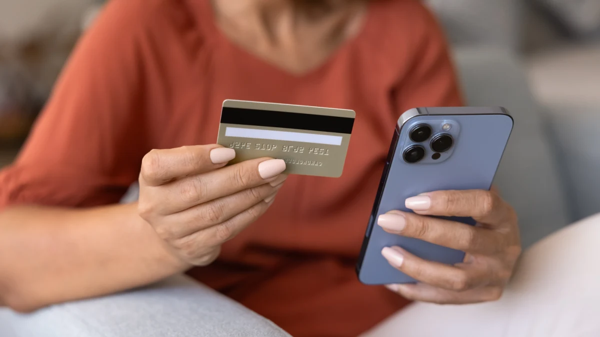 Policjanci z powiatu nowotomyskiego (woj. wielkopolskie) informują o 40-latce, która przez niemal rok korzystała z konta swojego zmarłego męża. Jak ustalili śledczy, po śmierci mężczyzny kobieta nie tylko wykonywała codzienne operacje finansowe, ale także zaciągnęła na jego dane dwa kredyty przez internet. Bank nie wykrył nieprawidłowości, ponieważ weryfikacja ograniczała się jedynie do potwierdzenia danych osobowych, bez sprawdzenia, czy klient nadal żyje.