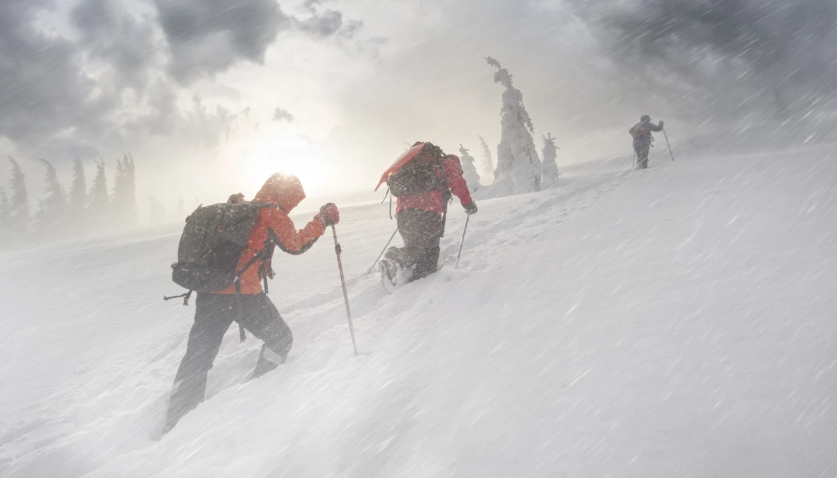 Warunki na beskidzkich szlakach są obecnie wyjątkowo trudne – ratownicy GOPR określają je jako najgorsze w tym sezonie. W ostatnich dniach w górach spadło nawet 40-50 cm świeżego śniegu, a szlaki pozostają nieprzetarte. Ruch turystyczny jest znikomy, co dodatkowo utrudnia orientację w terenie. Ratownicy zdecydowanie odradzają wszelkie wędrówki po górach.