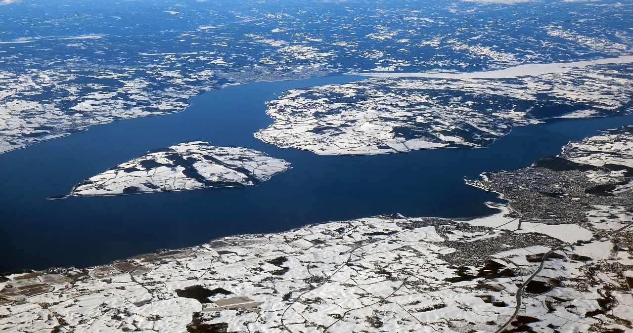 Tony amunicji zatopione w jeziorze. Naukowcy prowadzą badania