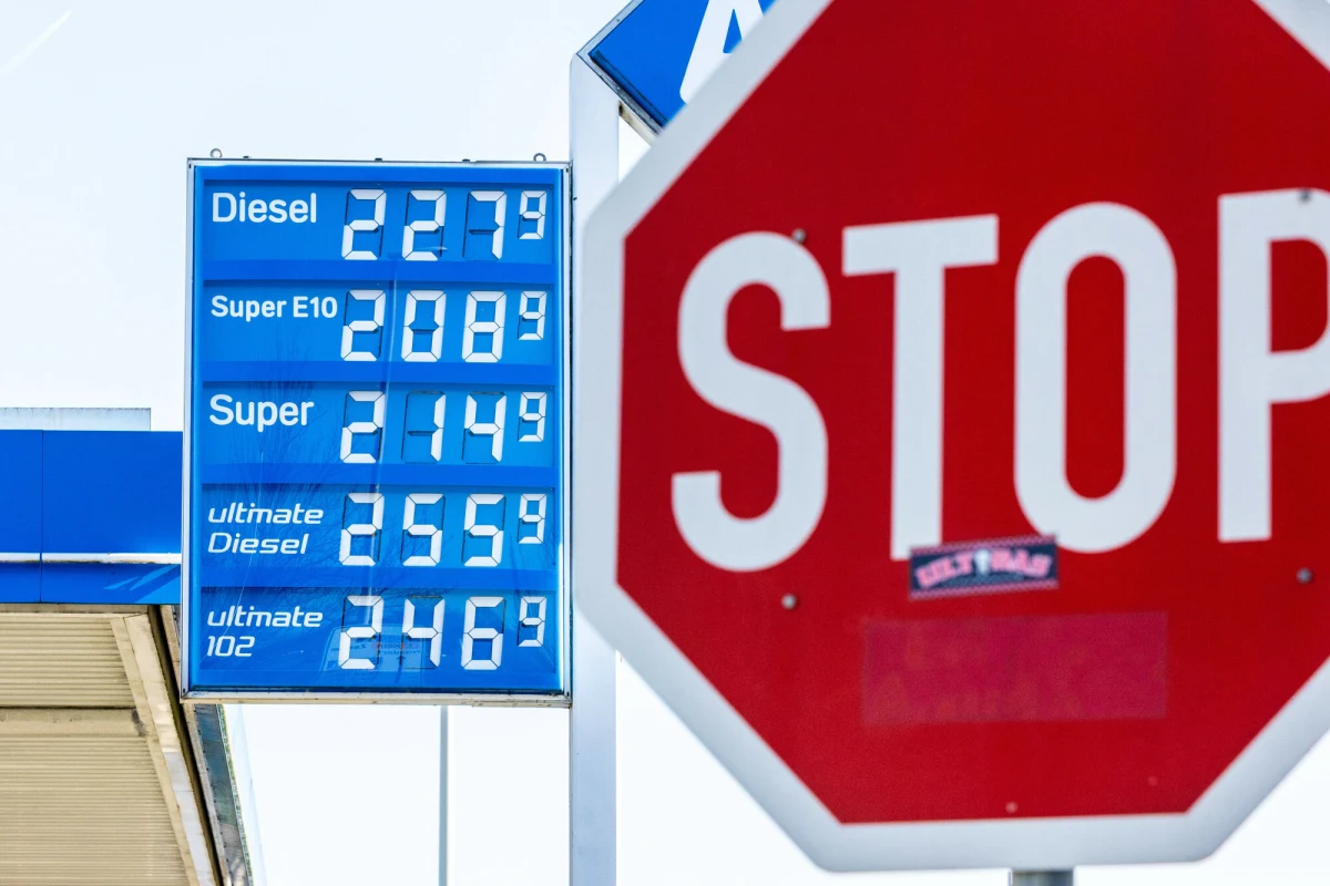 Niemiecki rząd zdecydował, że od środy stacje benzynowe mogą podnosić ceny paliw tylko raz dziennie, w południe. Obniżki cen możliwe są natomiast w każdej chwili. Za naruszenie nowych zasad grożą kary do 100 tys. euro.