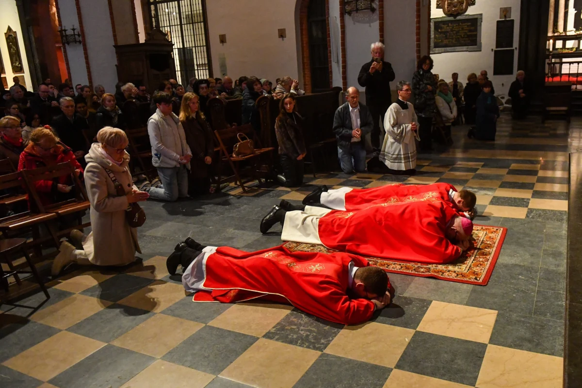 Wielki Piątek to jeden z najważniejszych dni w kalendarzu liturgicznym Kościoła katolickiego. Upamiętnia mękę i śmierć Jezusa Chrystusa na krzyżu i jest drugim dniem Triduum Paschalnego, poprzedzającego Niedzielę Wielkanocną. Choć jest to dzień żałoby i ciszy, nie jest pozbawiony nadziei - przypomina o zwycięstwie życia nad śmiercią. Czy Wielki Piątek jest dniem wolnym od pracy?