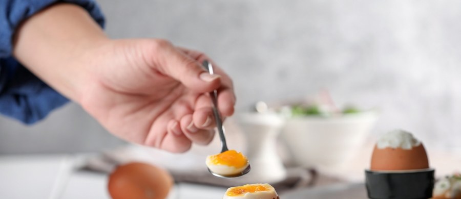 Królują na wielkanocnym stole - w każdej postaci. Przy okazji są też przedmiotem dyskusji: czy są zdrowe i jak dużo można ich zjeść, choćby podczas świątecznej kolacji. Specjaliści podkreślają, że od tego „ile” – bardziej istotne jest „jak” jemy jajka.