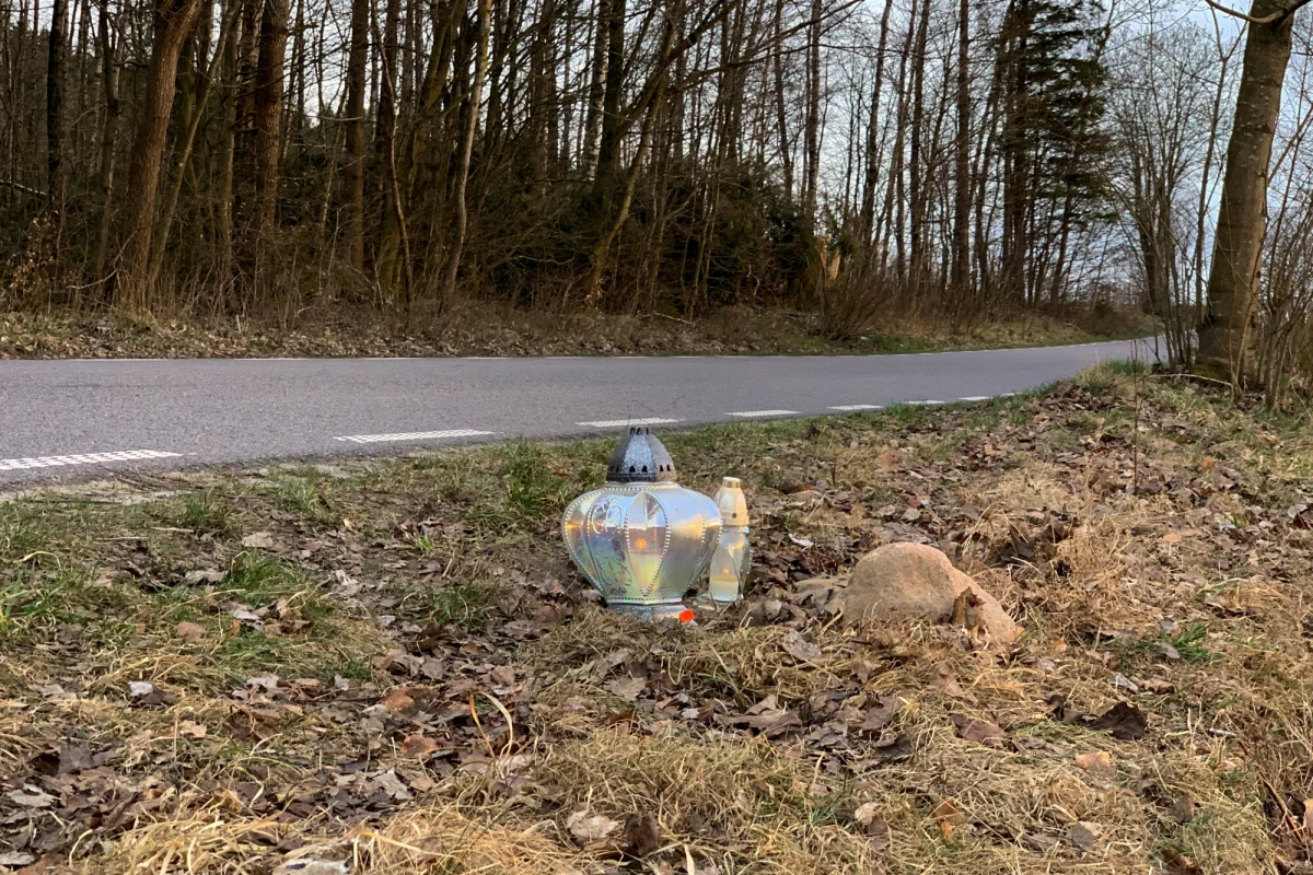 Gdański sąd wydał prawomocny wyrok ws. tragicznego wypadku w Szymbarku z kwietnia 2022 r. Dawid T. wjechał wtedy w grupę pieszych wracających z dyskoteki i uciekł z miejsca wypadku. Jedna osoba zginęła. 