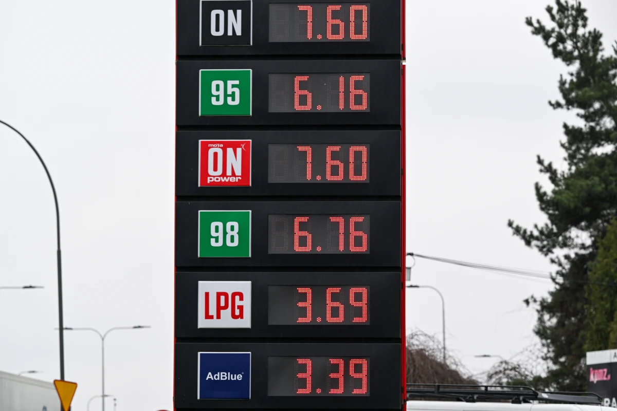Jest nowe obwieszenie ministra energii w sprawie cen paliw w Polsce. W najbliższy czwartek litr benzyny 95 ma kosztować nie więcej niż 6,23 zł, benzyny 98 - 6,84 zł, a oleju napędowego - 7,65 zł.