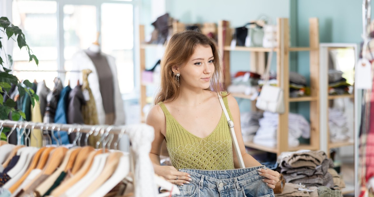 Najlepsze jeansy dla niskich kobiet. Wydłużają i wysmuklają nogi