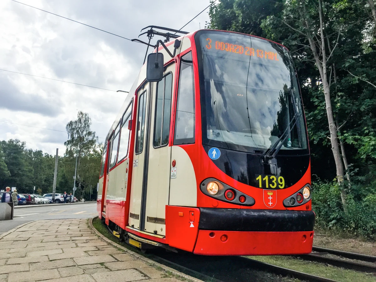 Miasto Gdańsk podpisało umowę z wykonawcą na budowę nowej zajezdni tramwajowej przy ul. Warszawskiej. Inwestycja, której koszt przekroczy 320 mln zł, ma być kluczowym elementem rozwoju komunikacji miejskiej w południowych dzielnicach miasta. Projekt uzyskał znaczące wsparcie finansowe z Krajowego Planu Odbudowy.