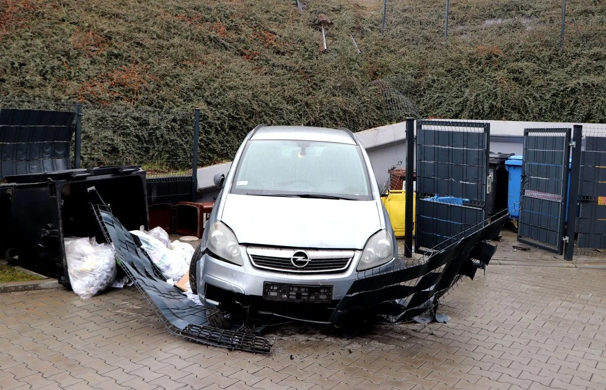 Do 3 lat więzienia grozi mężczyźnie, który zjechał autem osobowym ze skarpy w Bytomiu. 50-latek był kompletnie pijany. 