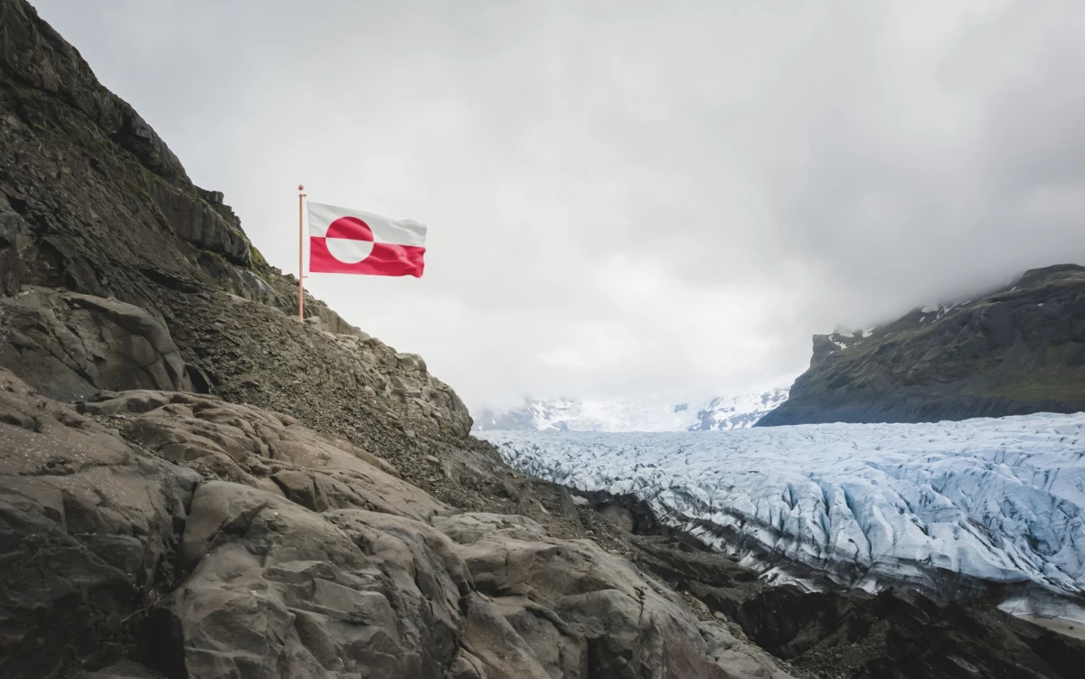 Stany Zjednoczone prowadzą zaawansowane rozmowy z Danią w sprawie uzyskania dostępu do trzech dodatkowych baz wojskowych na Grenlandii. To pierwsza od dekad tak szeroko zakrojona inicjatywa amerykańskiej armii na tym strategicznym terytorium. Plany Waszyngtonu budzą niepokój zarówno wśród mieszkańców wyspy, jak i u duńskich władz.