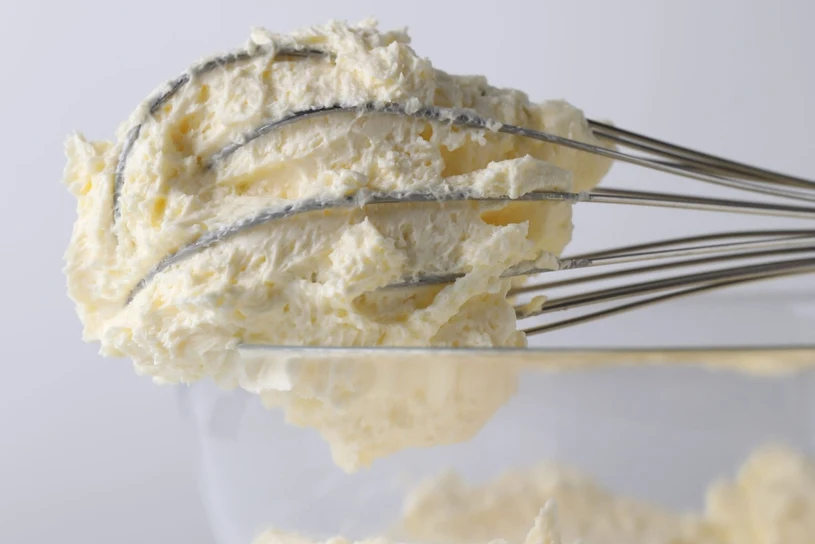 Prosty krem z mascarpone bez śmietany. Jest trwały i pięknie trzyma formę