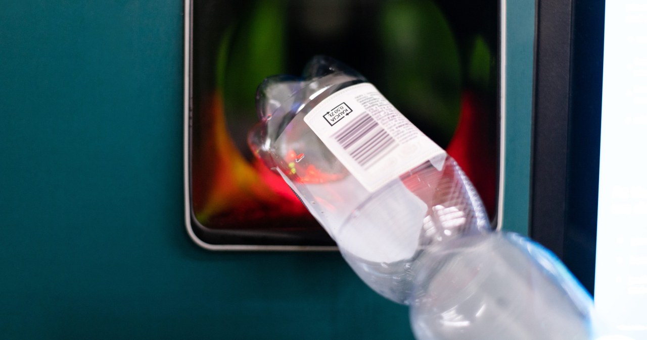 Uproszczą system kaucyjny. Operator rozdaje recyklomaty za darmo Uproszczą system kaucyjny. Operator rozdaje recyklomaty za darmo