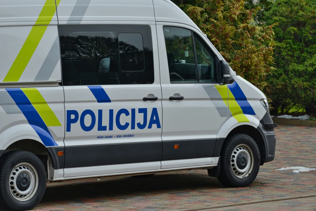 W okolicach Rzeżycy, na południowym wschodzie Łotwy, odnaleziono wrak bezzałogowego statku powietrznego o nieustalonym pochodzeniu. Służby natychmiast zabezpieczyły teren, a sprawą zajmują się zarówno policja, jak i wojsko. To kolejny z serii incydentów z udziałem dronów w regionie.