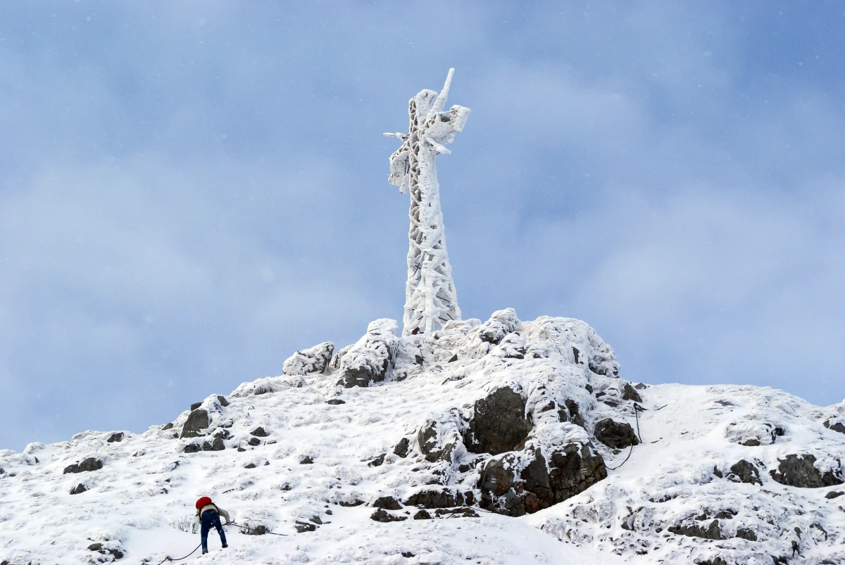 Krzyż na Giewoncie nie zostanie oświetlony w czwartek, w rocznicę śmierci św. Jana Pawła II - ustaliła Polska Agencja Prasowa. Choć na szczycie jest instalacja, którą można uruchomić zdalnie, lampy przykryła ok. 1,5 metrowa warstwa śniegu. Z uwagi na zagrożenie lawinowe, nikt nie uda się na szczyt aby je oczyścić.