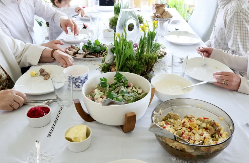 Nieprzyjemne komentarze przy stole wielkanocnym? Psychologiczne "triki", które pozwolą ci przetrwać