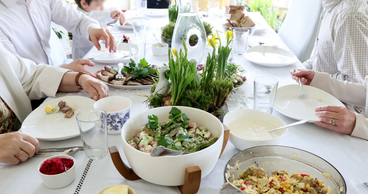 Nieprzyjemne komentarze przy stole wielkanocnym? Psychologiczne "triki", które pozwolą ci przetrwać