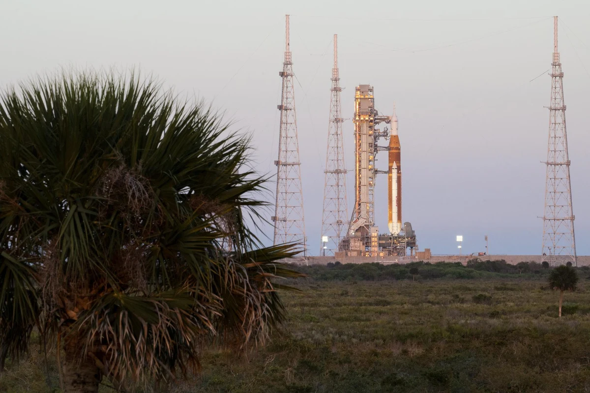 Startuje misja Artemis II. Jeśli wszystko przebiegnie zgodnie z planem i pogoda będzie dobra, w nocy z Centrum Kosmicznego im. Kennedy'ego na Florydzie wyruszy w stronę Księżyca rakieta SLS z pojazdem Orion i czteroosobową załogą na pokładzie. Dwugodzinne okno startowe otwiera się o 00:24 czasu polskiego. Po ponad 52 latach od poprzedniej misji księżycowej ludzie znów znajdą się w pobliżu Srebrnego Globu. W najdalszym punkcie załoga ustanowi nowy rekord odległości, na jaką kiedykolwiek ludzie oddalili się od naszej planety.