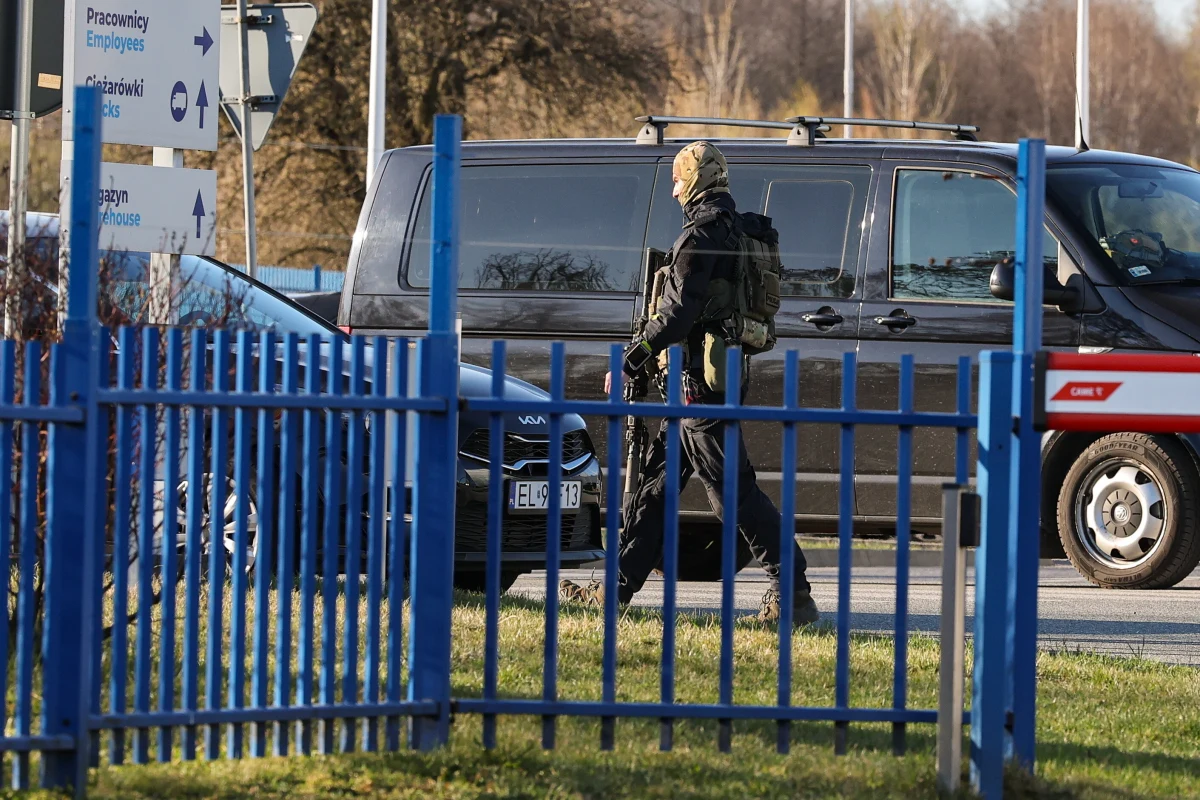 Zatrzymano 42-latka, który dzisiaj rano wtargnął na teren zakładu przy ulicy Nowy Józefów w Łodzi i oddał strzały do jednego z pracowników. Policjanci przez niemal dziesięć godzin prowadzili z nim negocjacje.