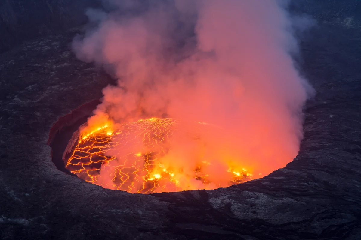 „Superwulkan znowu dymi” - pisze niemiecki dziennik „Frankfurter Allgemeine Zeitung” w komentarzu do ostatnich wypowiedzi Donalda Trumpa, który grozi wyprowadzeniem Stanów Zjednoczonych z NATO. Prezydent USA przyzwyczaił już cały świat do swoich emocjonalnych wystąpień i deklaracji bez pokrycia w faktach, ale widmo rozerwania Sojuszu wywołało poważne wstrząsy tektoniczne po europejskiej stronie Atlantyku. Czy Trump rzeczywiście może nakazać Ameryce formalne porzucenie sojuszników? To mało realny scenariusz, ale są inne - prawdopodobnie równie groźne.
