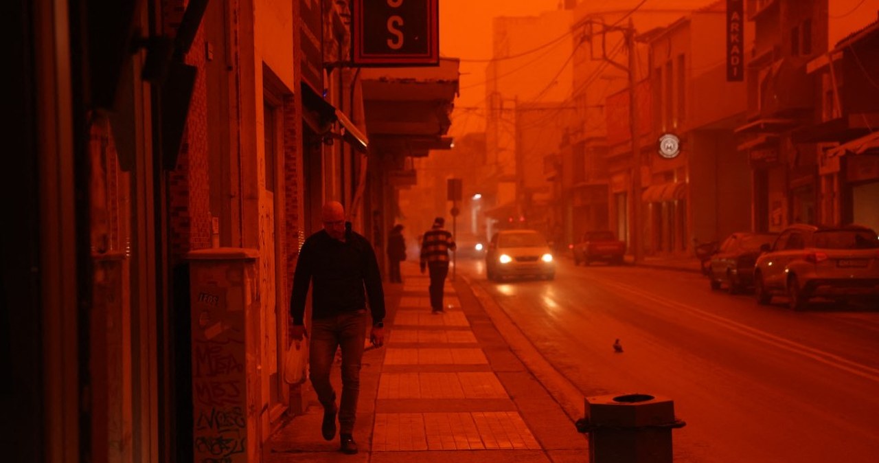 Szkarłatne niebo nad grecką wyspą. Władze wydały ostrzeżenia