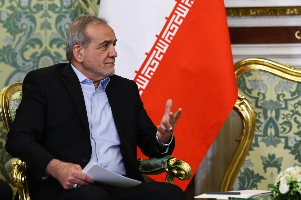 "Naród irański nie żywi wrogości do innych narodów, w tym do mieszkańców Ameryki, Europy ani krajów sąsiednich" - napisano w liście otwartym władz Iranu do obywateli Stanów Zjednoczonych. W utrzymanej w spokojnym tonie korespondencji prezydent Masoud Pezeszkian wezwał Amerykanów do zastanowienia się, czyim interesom służy tak naprawdę interwencja zbrojna USA w Zatoce Perskiej.