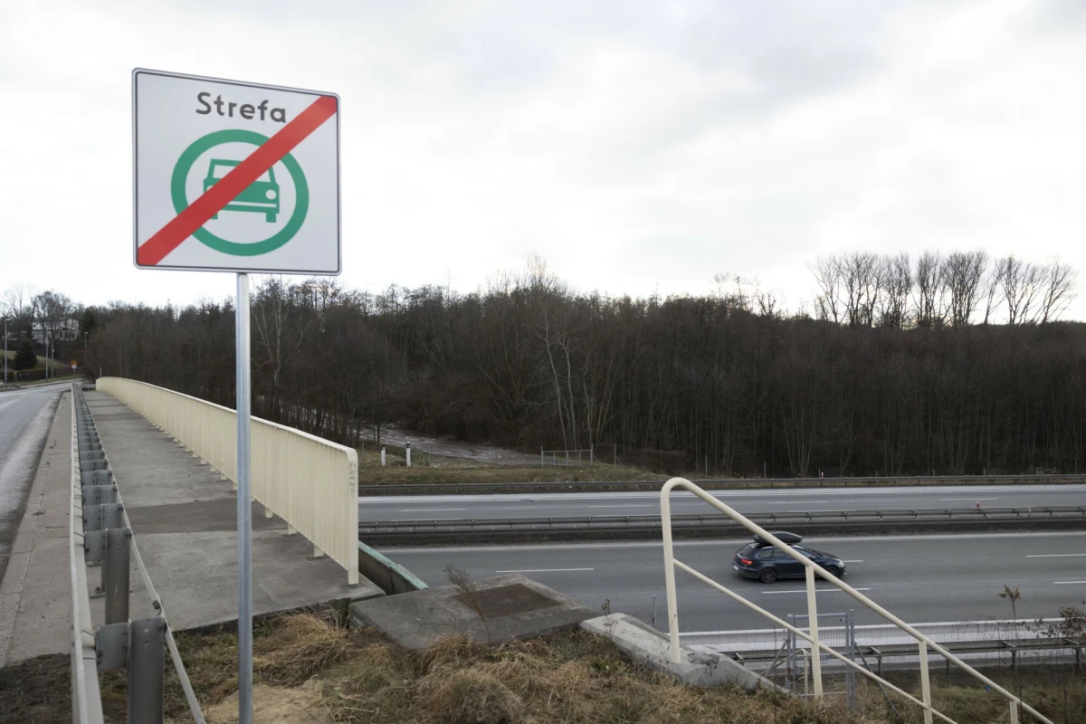 Kierowcy chcący opłacić wjazd do krakowskiej Strefy Czystego Transportu napotkali w czwartek rano poważne utrudnienia. Wszystko przez awarię systemu do płatności internetowych, która pojawiła się po wczorajszej aktualizacji oprogramowania. Jak informują urzędnicy, problemy zostały już zgłoszone do producenta programu.