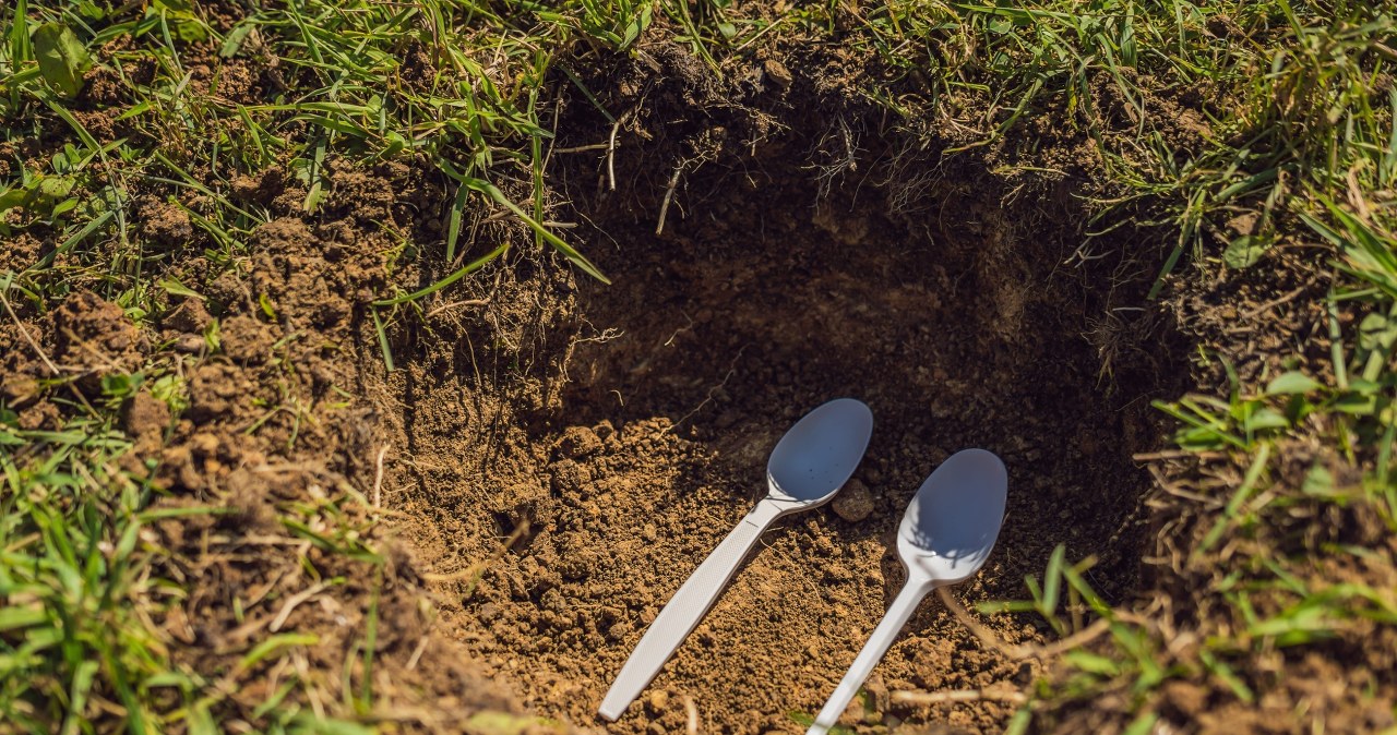 Kładę łyżkę na trawie w ogrodzie. Ta prosta czynność ma ogromne znacznie