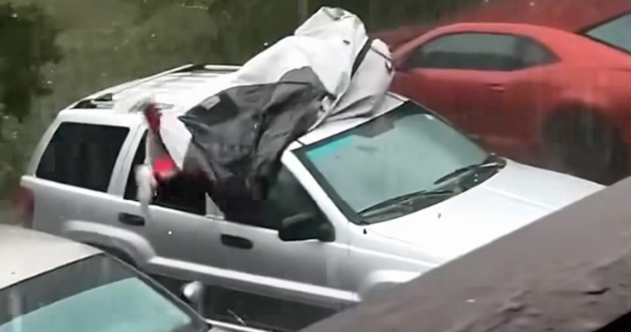 Chciał uratować samochód za wszelką cenę. Położył się na nim podczas gradu