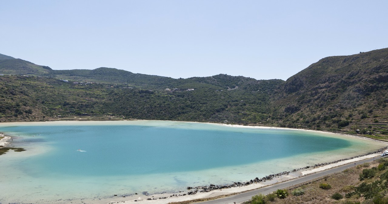 Męczą cię tłumy i ceny na Sardynii? Tę włoską wyspę nazywają "czarną perłą"