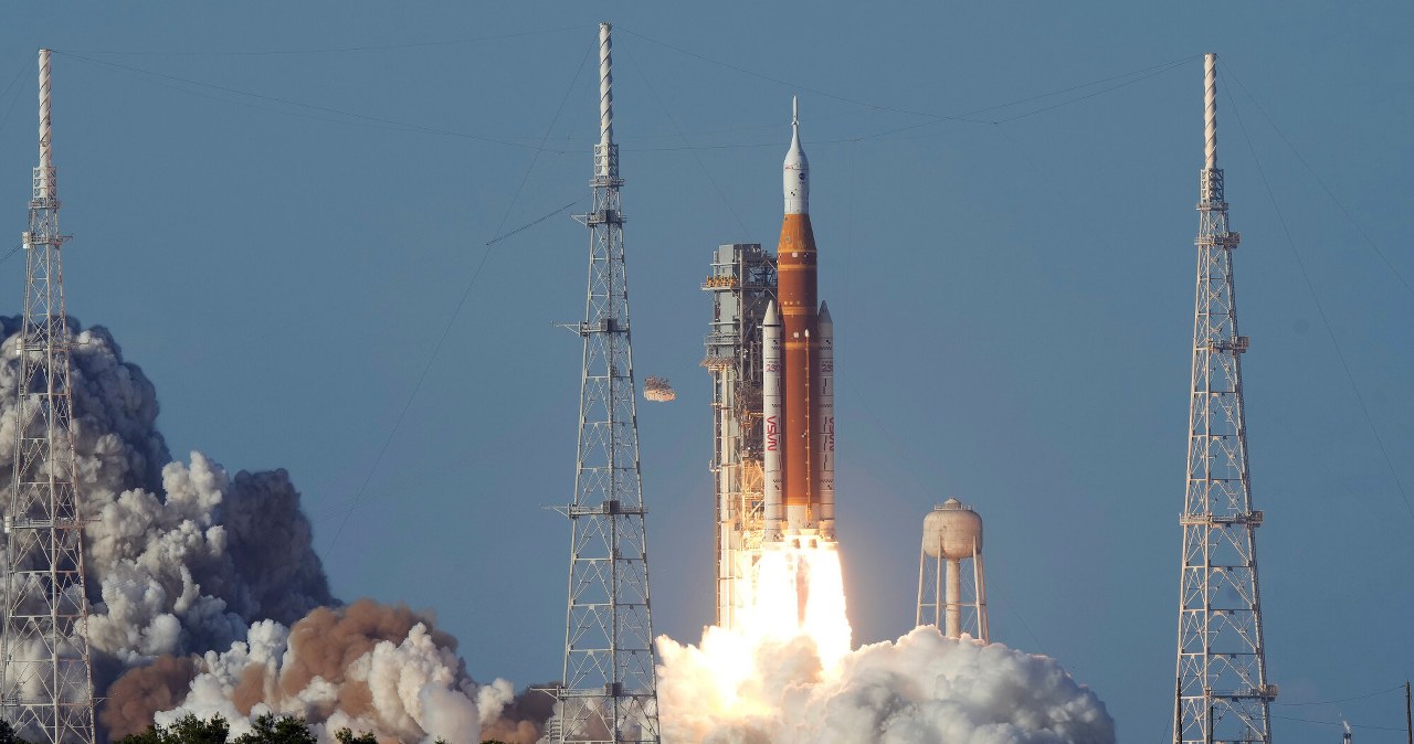 Ile trwa lot na Księżyc i jaka odległość dzieli go od Ziemi?