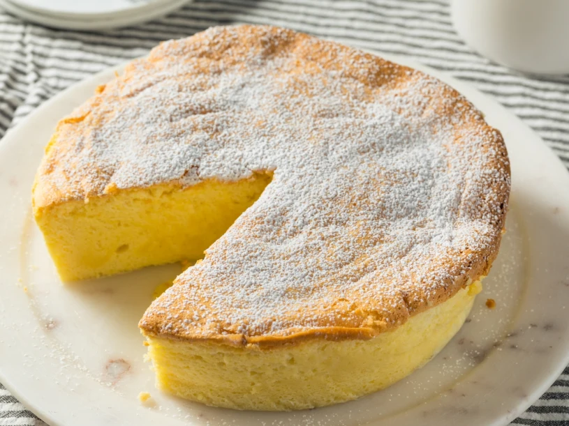 Lżejszy niż tradycyjny i obłędnie puszysty. Ten sernik podbije święta 