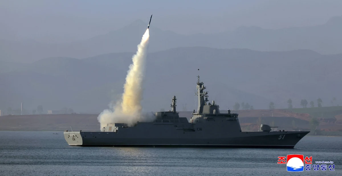 Korea Północna wyraźnie przyspiesza budowę swojego trzeciego niszczyciela typu Choe Hyun - alarmuje południowokoreański deputowany Ju Jong Won, powołując się na najnowsze zdjęcia satelitarne stoczni w Nampo na zachodzie kraju. Według deputowanego, za intensyfikacją prac stoi wsparcie technologiczne ze strony Rosji.