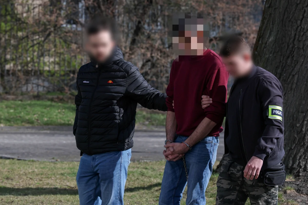 Zarzut usiłowania zabójstwa usłyszał w czwartek 42-latek, który wczoraj rano wtargnął na teren zakładu przy ulicy Nowy Józefów w Łodzi i oddał strzały do swojego byłego przełożonego. Policjanci przez niemal dziesięć godzin prowadzili z nim negocjacje. Na szczęście nikomu nic się nie stało. 