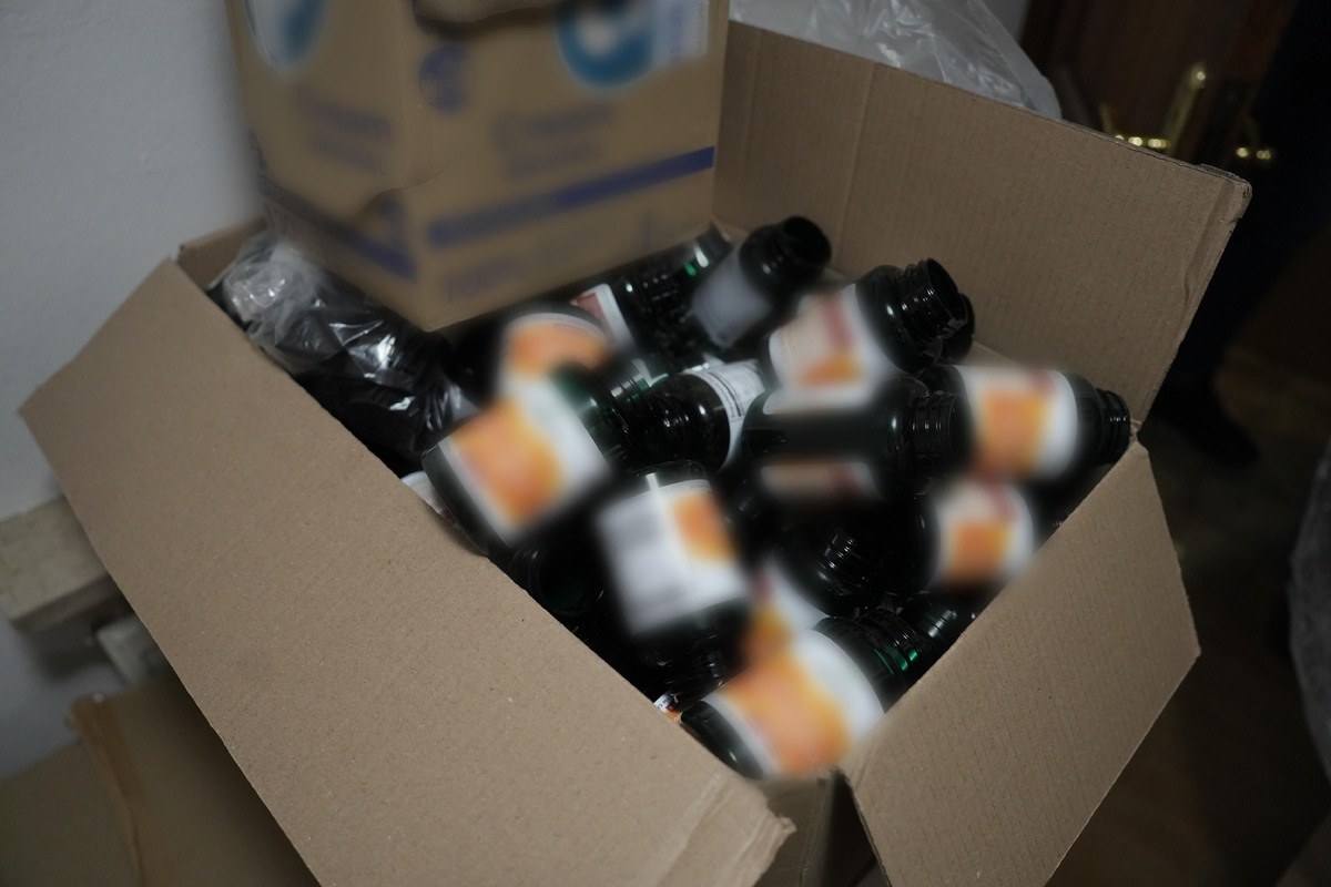 Fałszywe suplementy zalewały Polskę. Szokujące odkrycie w mieszkaniu w Krakowie