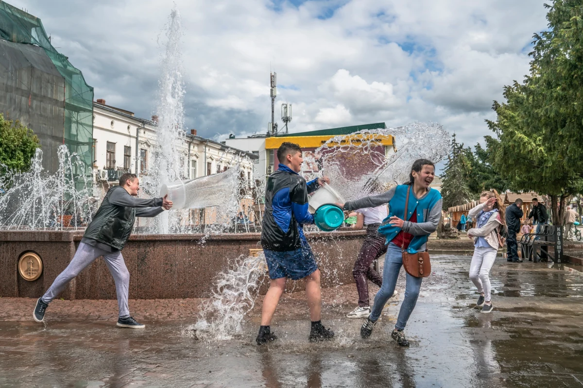 Poniedziałek Wielkanocny, znany również jako Lany Poniedziałek lub śmigus-dyngus, to drugi dzień Świąt Wielkanocnych. Tradycyjnie tego dnia oblewamy się wodą, co symbolizuje radość z budzącego się życia, oczyszczenie z grzechów i płodność. Jakie zwyczaje towarzyszą temu dniu i skąd wzięła się tradycja polewania wodą?