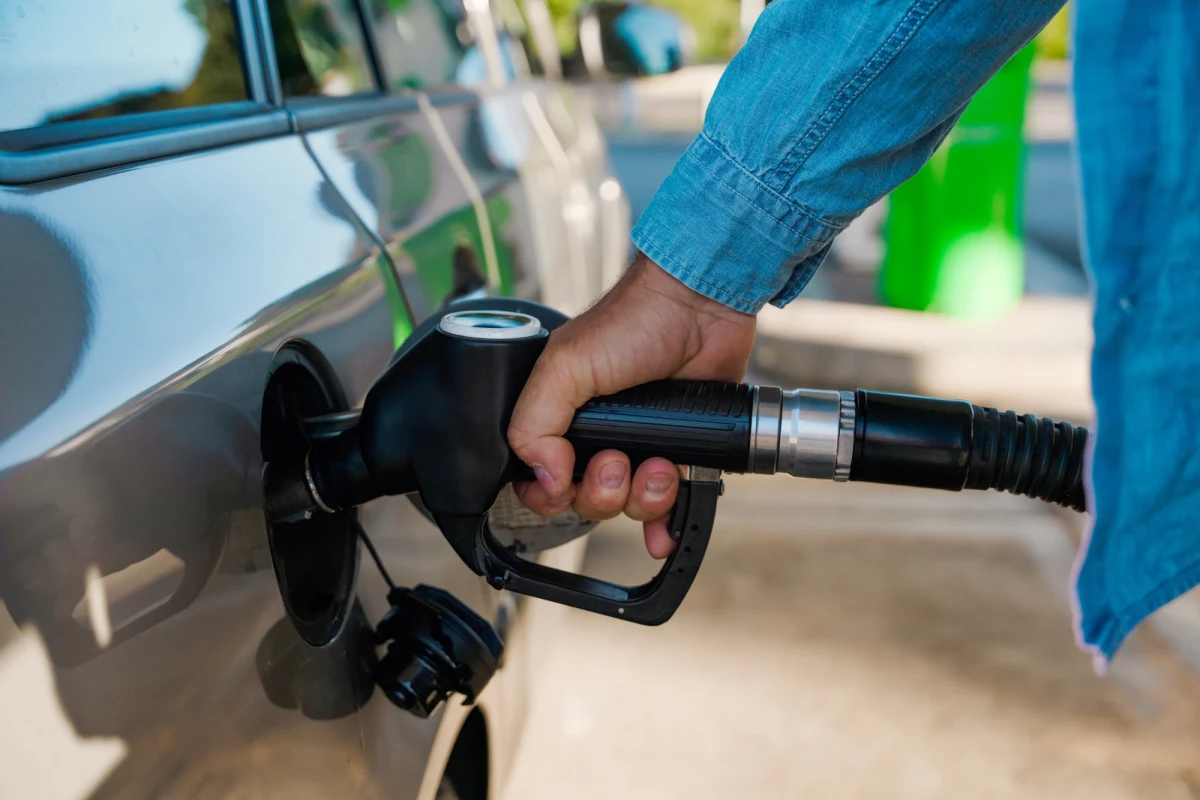 Minister energii wydał najnowsze obwieszczenie w sprawie maksymalnych cen paliw. Zgodnie z jego decyzją w piątek 3 kwietnia litr benzyny 95 ma kosztować nie więcej niż 6,19 zł, benzyny 98 - 6,80 zł, a oleju napędowego - 7,64 zł.