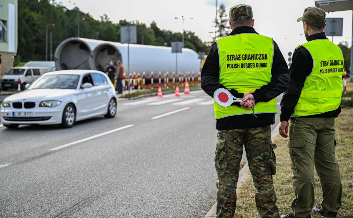 Strażnicy graniczni z Sanoka zatrzymali dwóch obywateli Ukrainy, którzy przewozili autokarem 12 Rosjan nielegalnie przekraczających granicę. Wszyscy cudzoziemcy opuścili już Polskę, a kurierzy szybko usłyszeli wyrok.