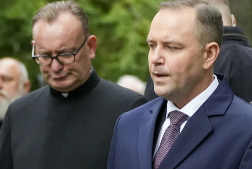 Kibice uderzyli w Nawrockiego, ksiądz dosadnie reaguje. Grzmi o zdradzie