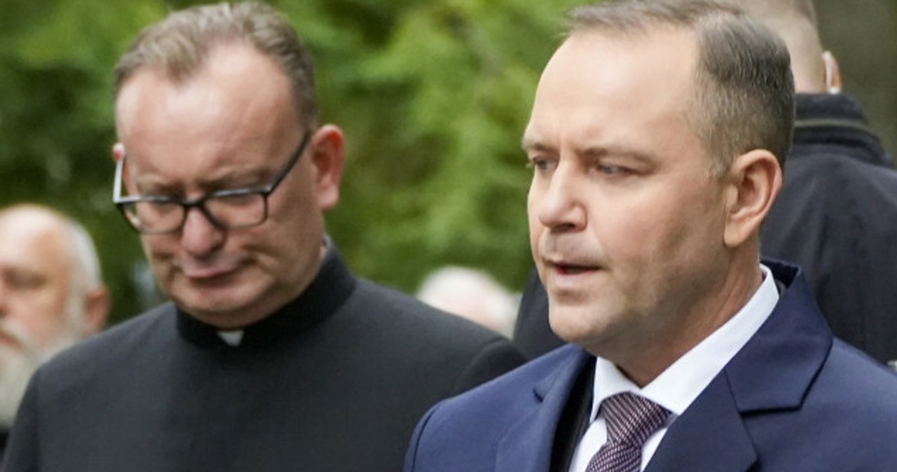 Kibice uderzyli w Nawrockiego, ksiądz dosadnie reaguje. Grzmi o zdradzie