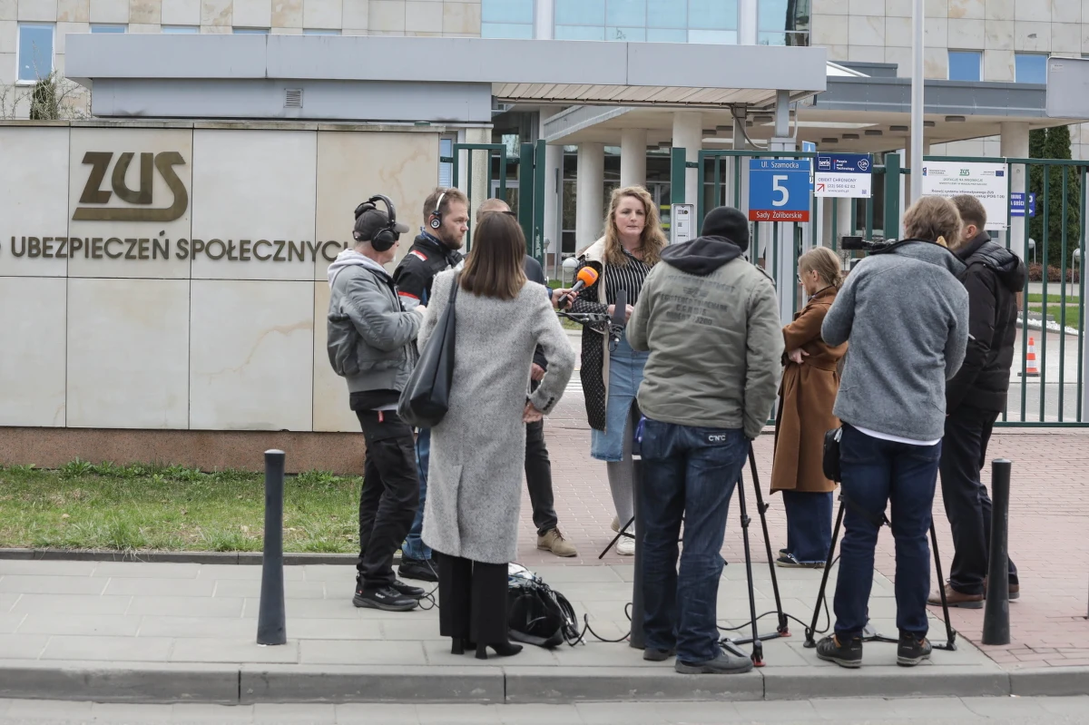 Pracownicy Zakładu Ubezpieczeń Społecznych wychodzą przed budynki w całej Polsce, aby wesprzeć protestujących związkowców w Warszawie. Związkowcy ZUS-u - przypominamy - domagają się rozmów z ministerstwem finansów w sprawie podwyżek płac i poprawy warunków pracy.