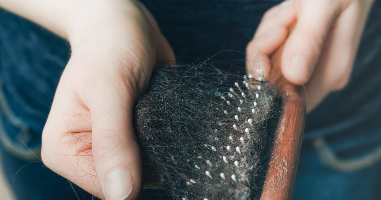 Widzisz taki meszek na szczotce do włosów? To wcale nie kurz