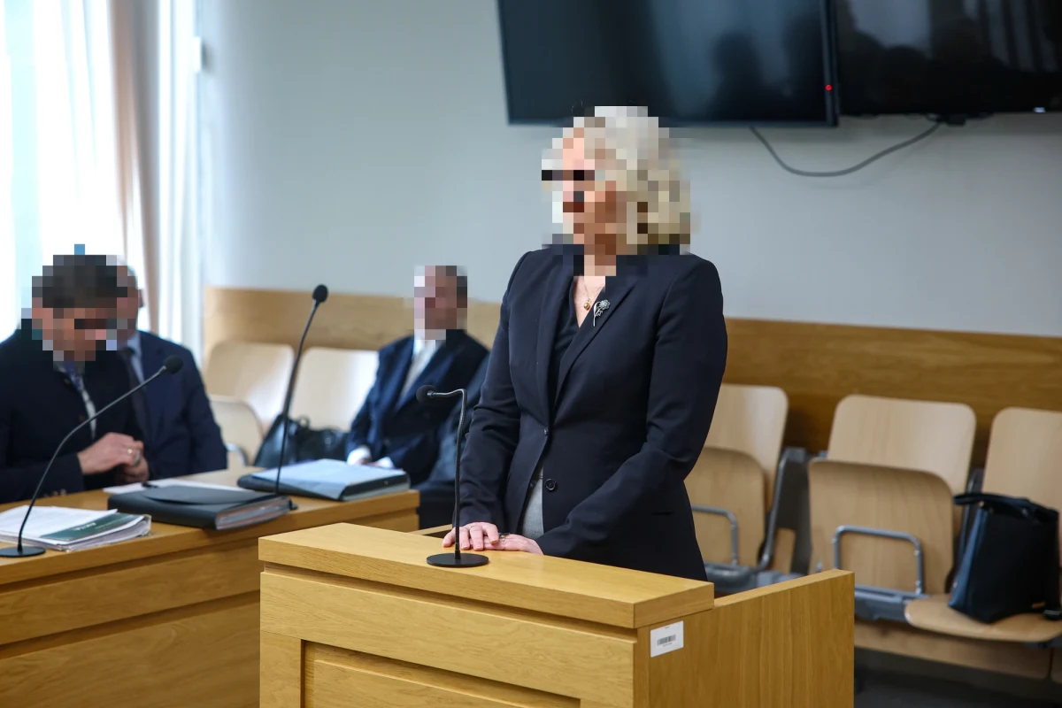 Była wiceprezydent Krakowa Elżbieta K. oraz kilku byłych dyrektorów miejskich stanęli przed sądem w sprawie dotyczącej nadużycia uprawnień i korupcji. Prokuratura zarzuca im m.in. preferencyjne traktowanie spółki powiązanej z rodziną byłej wiceprezydent oraz przekazywanie poufnych informacji. Oskarżonym grozi do 10 lat więzienia.