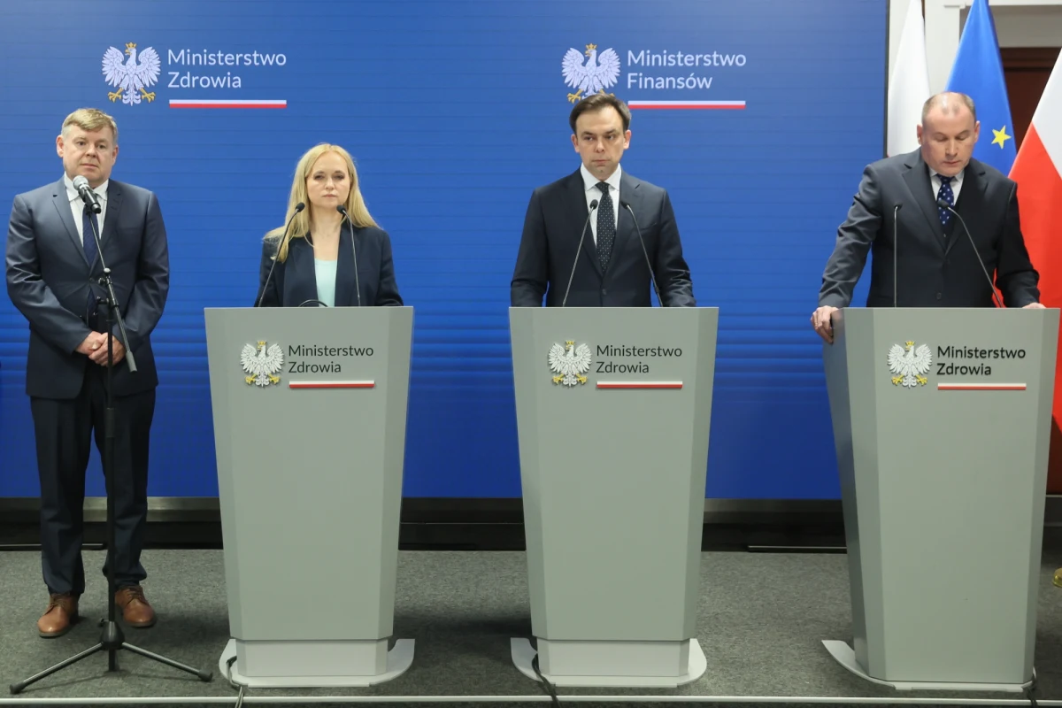 "Nie kryję emocji, bo pieniądze, które będziemy musieli wydać na szczepionki przeznaczone do utylizacji, mogłyby być przeznaczone na pacjentów" - powiedziała w czwartek minister zdrowia Jolanta Sobierańska-Grenda. "Mamy liczne przypadki naruszeń i łamania prawa, które miały miejsce tutaj w Ministerstwie Zdrowia" – powiedział finansów i gospodarki Andrzej Domański Poinformował, że Krajowa Administracja Skarbowa skierowała już 10 zawiadomień do prokuratury. "Polska nie musiała przystępować do umowy z Pfizerem" - o tym z kolei poinformował dyrektor generalny resortu Konrad Korbiński.