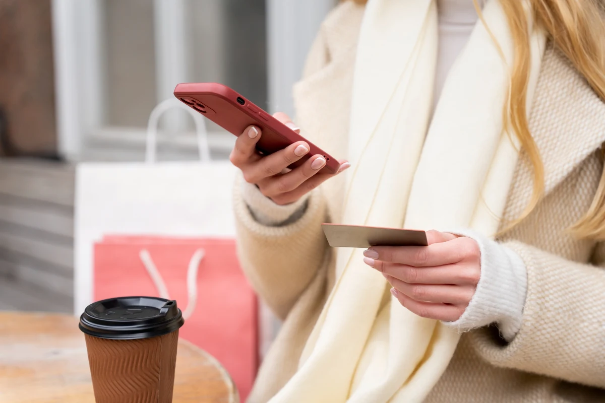Wybór odpowiedniego abonamentu komórkowego rzadko bywa decyzją podejmowaną impulsywnie. W praktyce jednak wiele osób kieruje się uproszczonymi kryteriami, skupiając uwagę głównie na cenie lub chwilowej promocji. Efektem jest oferta niedopasowana do realnych potrzeb - zbyt droga lub przeciwnie, ograniczająca codzienne korzystanie z telefonu. Aby uniknąć rozczarowania, warto przeanalizować kilka istotnych aspektów, które często bywają pomijane.